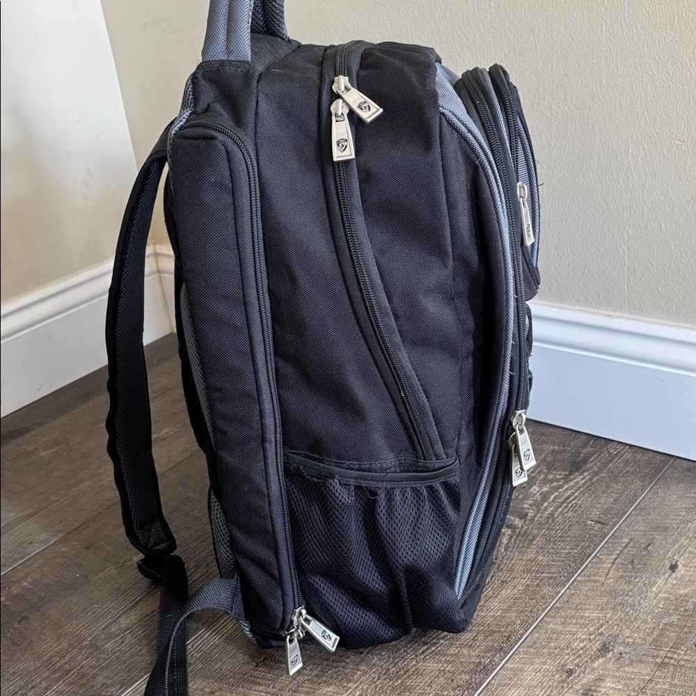 Heys' versatile Backpack - Picture 3 of 17